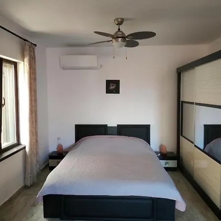 къщата с разкопките - The House With The Excavations *